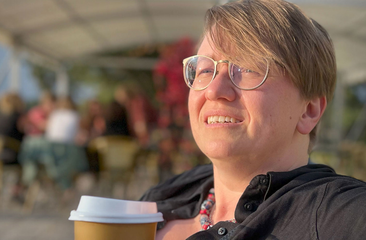 Sara  på Lexicon Interactive dricker kaffe utomhus