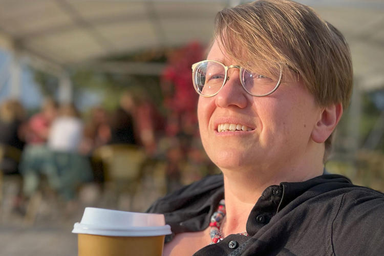 Sara på Lexicon Interactive dricker kaffe utomhus