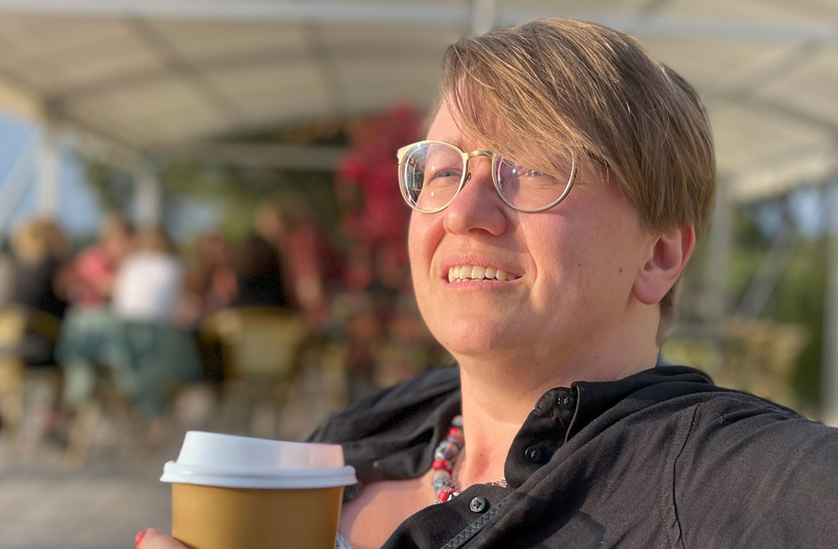 Sara  på Lexicon Interactive dricker kaffe utomhus