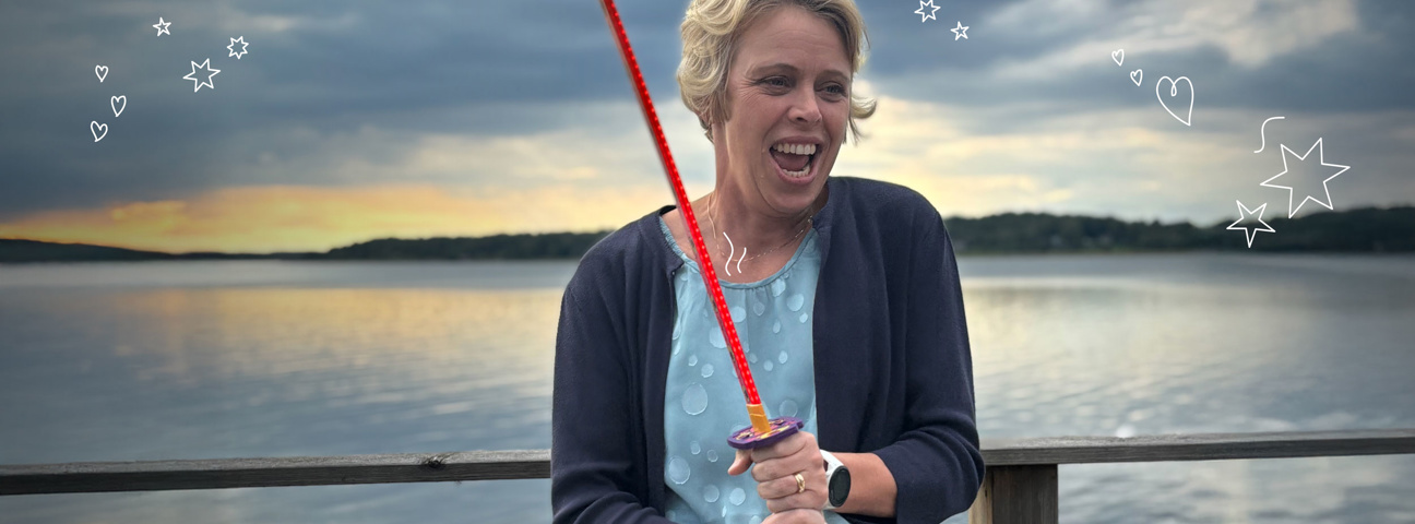 Martina  på Lexicon Interactive med ett samurajsvärd i skymningen