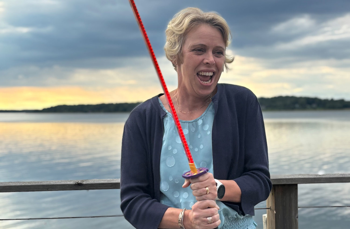 Martina  på Lexicon Interactive med ett samurajsvärd i skymningen
