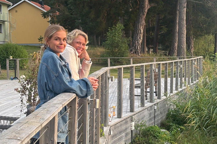 Ellen och Martina på Lexicon Interactive hänger vid en bryggreling