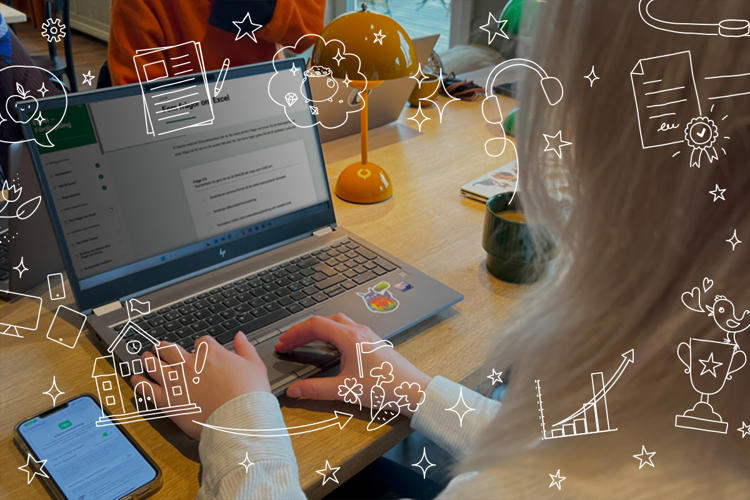 Händer på en laptops tangentbord