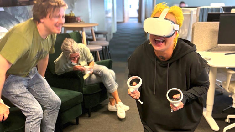 VR på kontor och glada medarbetare