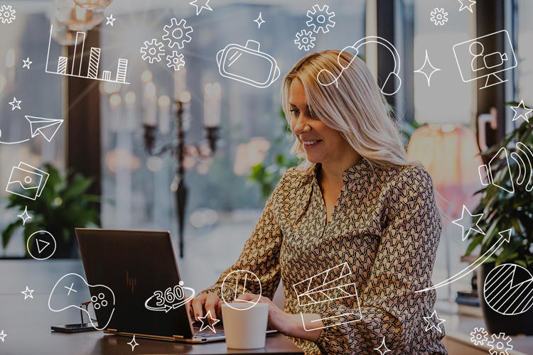 tjej sitter vid datorn i lounge-miljö