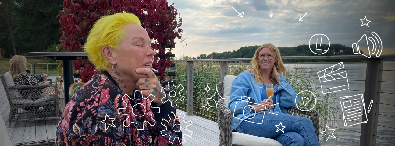 Lotta och Jenny på Lexicon Interactive dricker äppelmust på bryggan