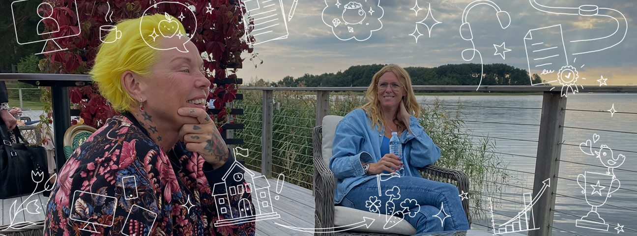 Lotta och Jenny på Lexicon Interactive dricker äppelmust på bryggan