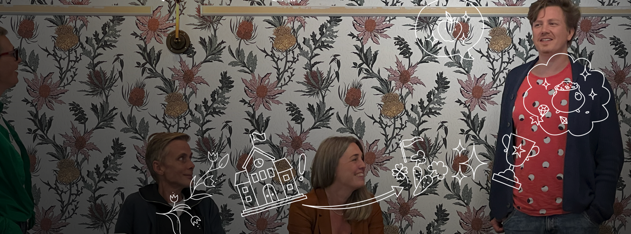 Medarbetare på Lexicon Interactive framför blommig tapet
