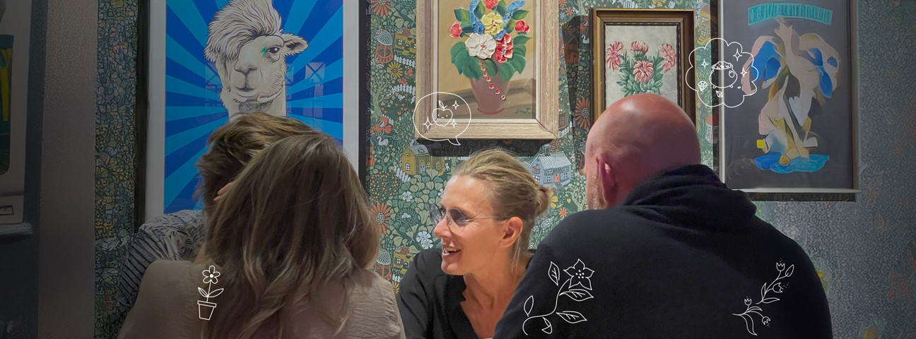 Camilla och kollegor på Lexicon Interactive i samtal framför tavlor