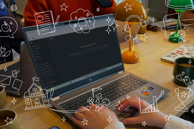 Händer på en laptops tangentbord