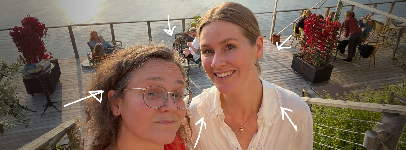 Marie och Ebba på Lexicon Interactive tar selfie ovanför medarbtare på brygga