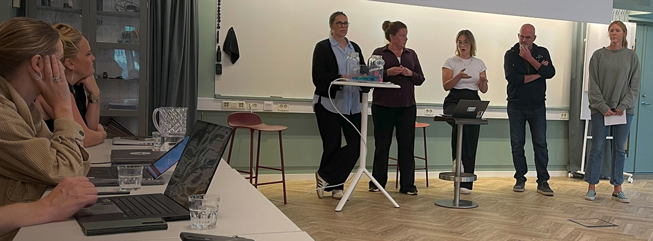 5 personer pratar på scen