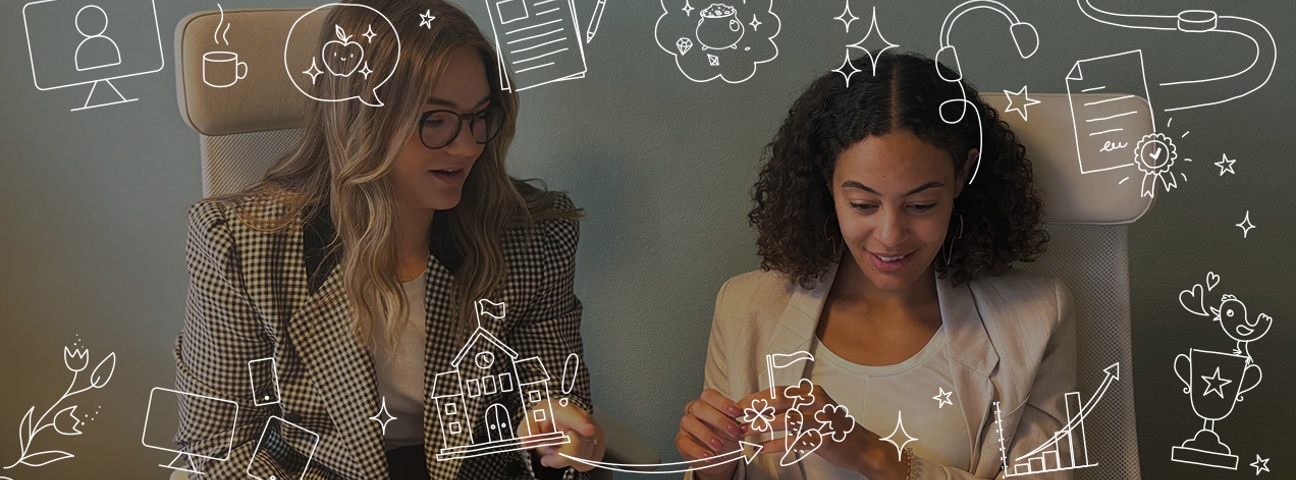 Två tjejer tittar och diskutterar runt vad de ser i en dator