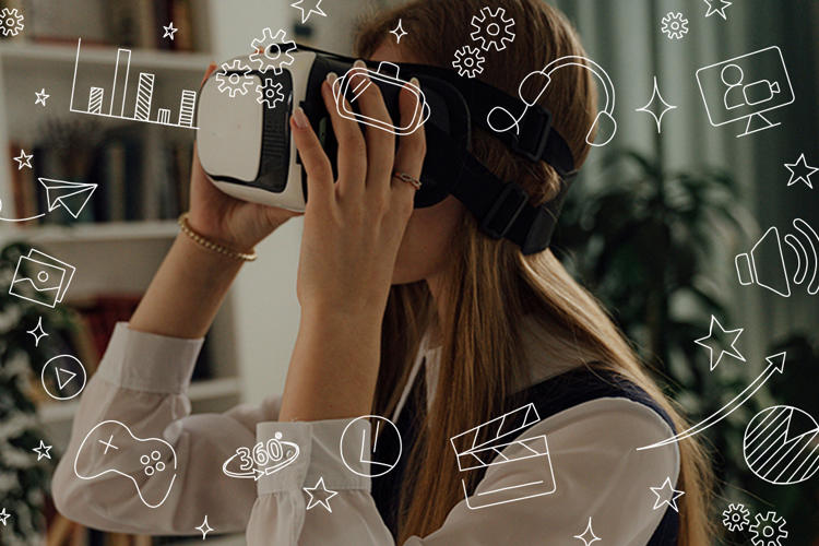 Tjej med VR-glasögen på sig