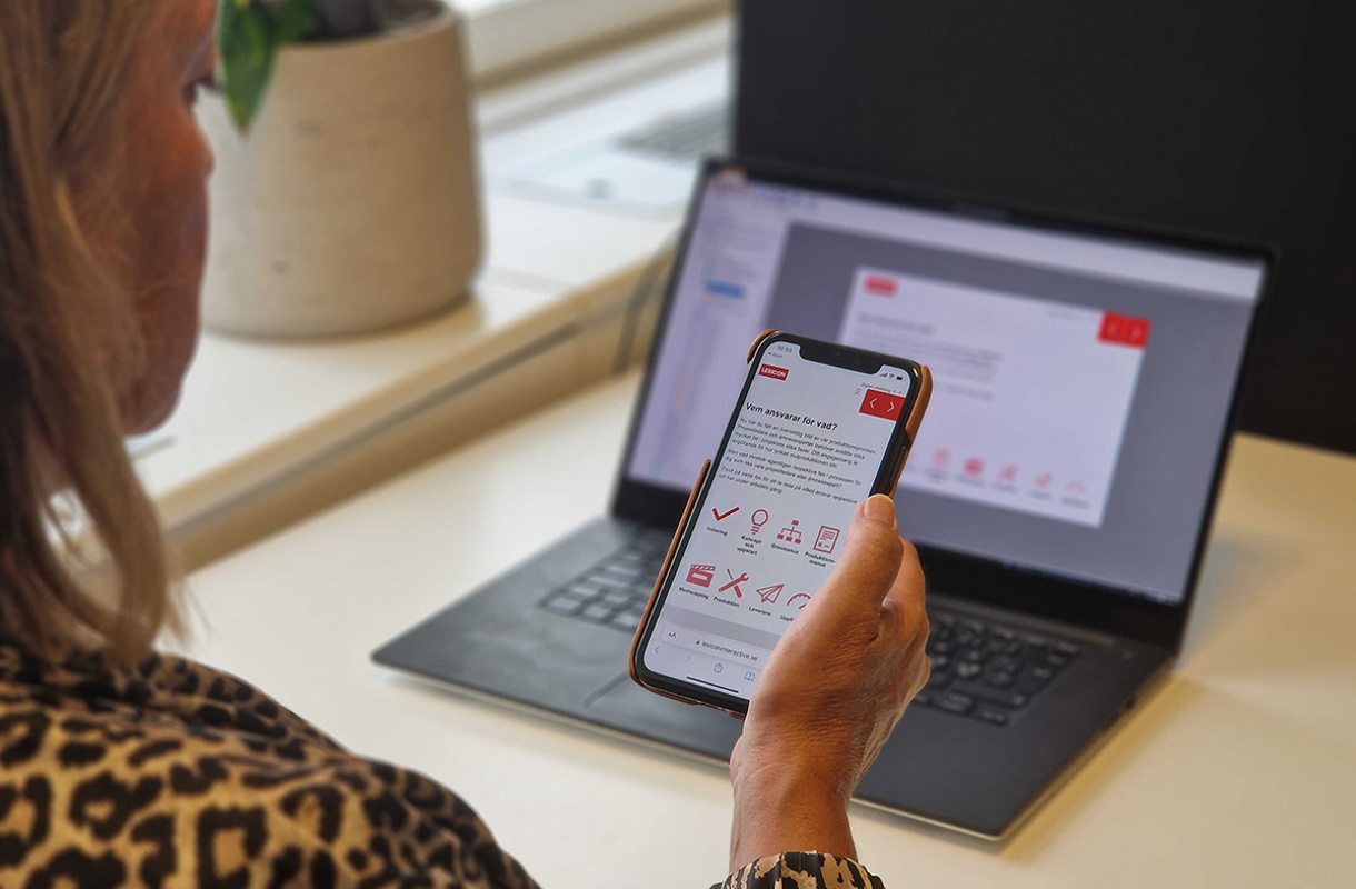 Dator och telefon som visar Lectora