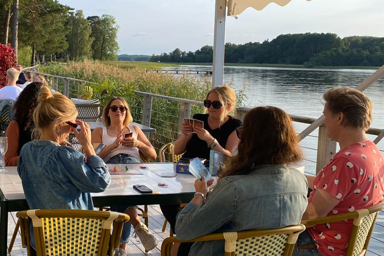Gänget på Lexicon Interactive spelar spel i vid vattnet i skymningen