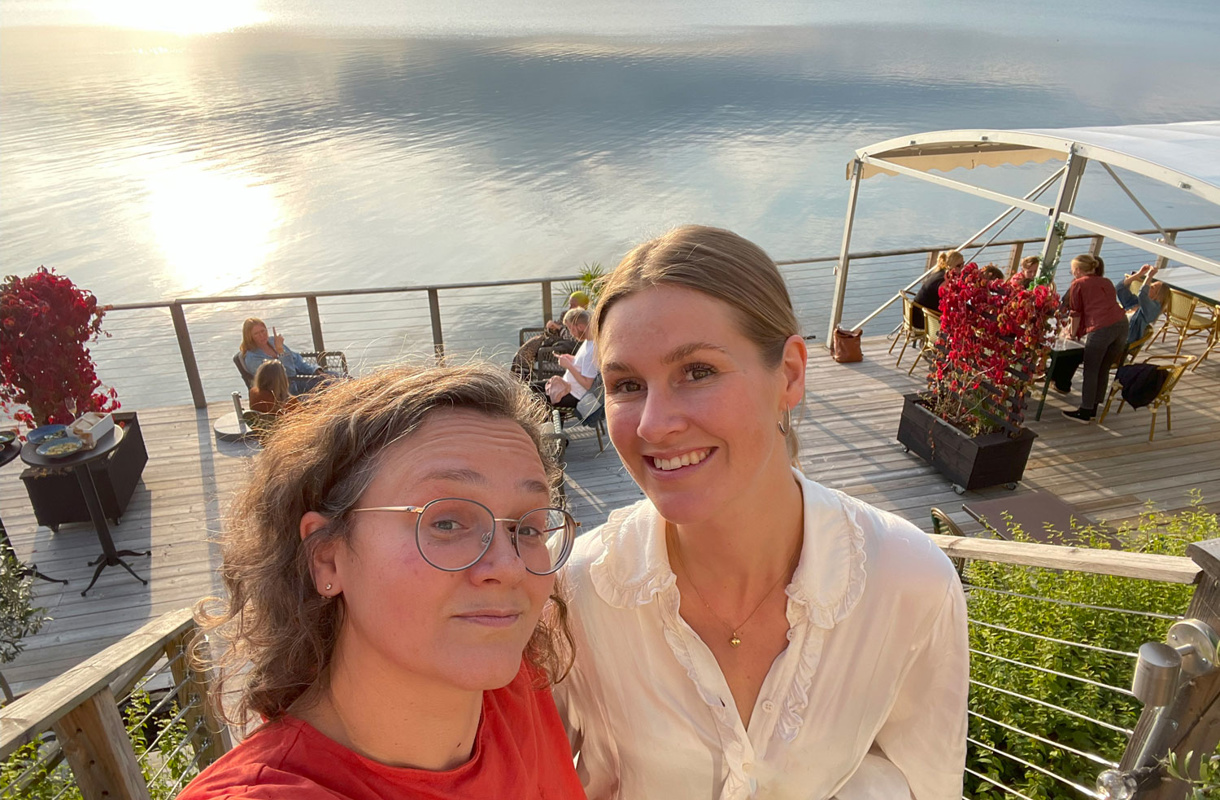 Marie och Ebba  på Lexicon Interactive tar selfie ovanför medarbtare på brygga
