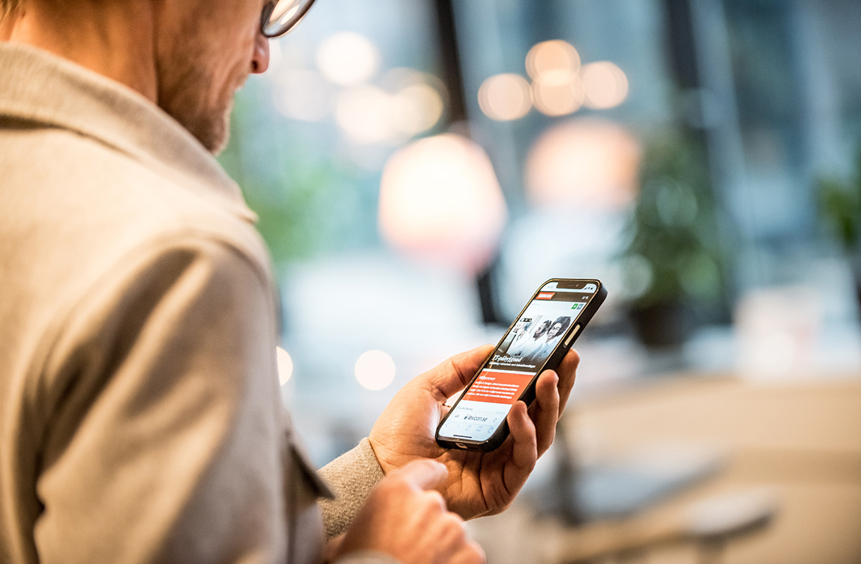 Man tittar i mobilen på Lexicons hemsida