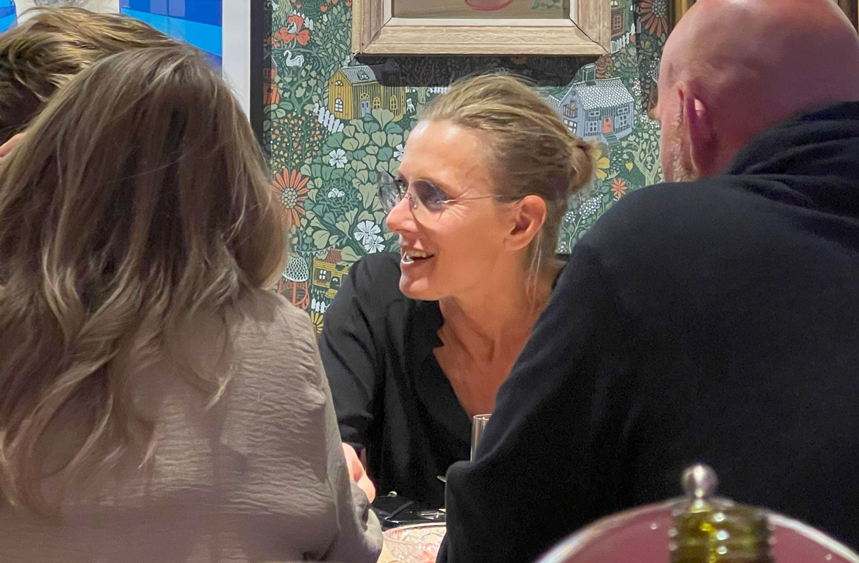 Camilla och kollegor på Lexicon Interactive i samtal framför tavlor