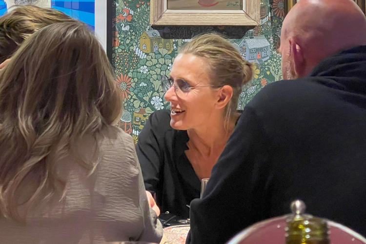 Camilla och kollegor på Lexicon Interactive i samtal framför tavlor