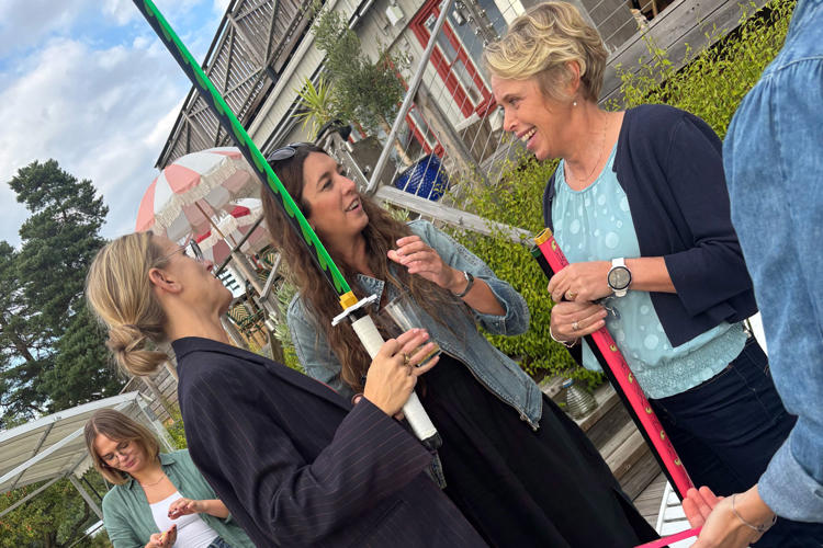 Camilla, Karin och Martina på Lexicon Interactive med samurajsvärd