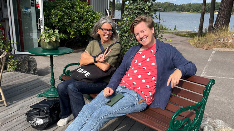Hélène och Robert  på Lexicon Interative sitter på bänk i solen