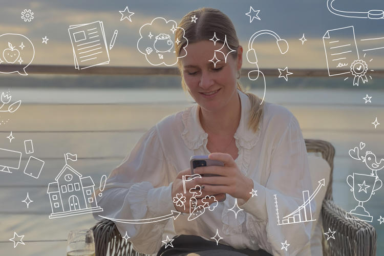 tjej sitter utomhus med vatten bakom si skymningen och tittar i sin mobil