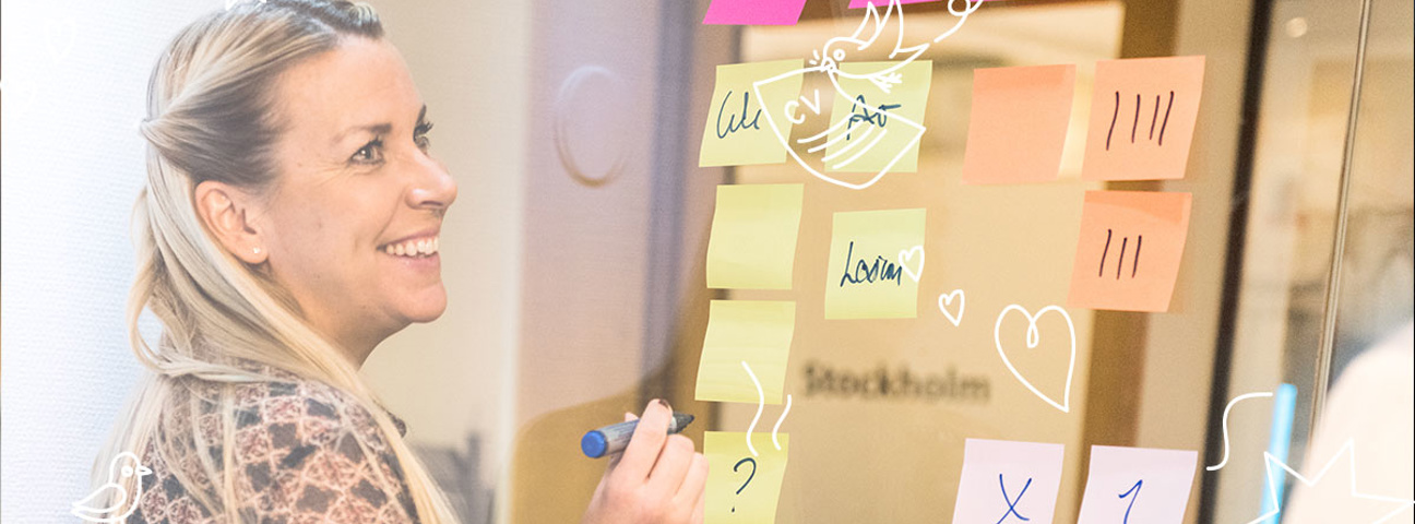 Tjej skriver post-it-lappar i workshop