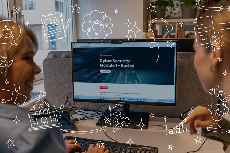 Två tjejer tittar på en dator med kursen Cybersäkerhet öppen