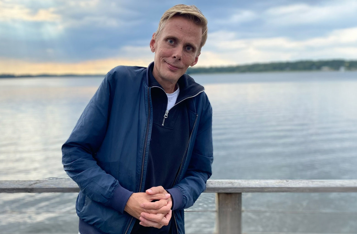 Tobias på Lexicon Interactive vid en sjö