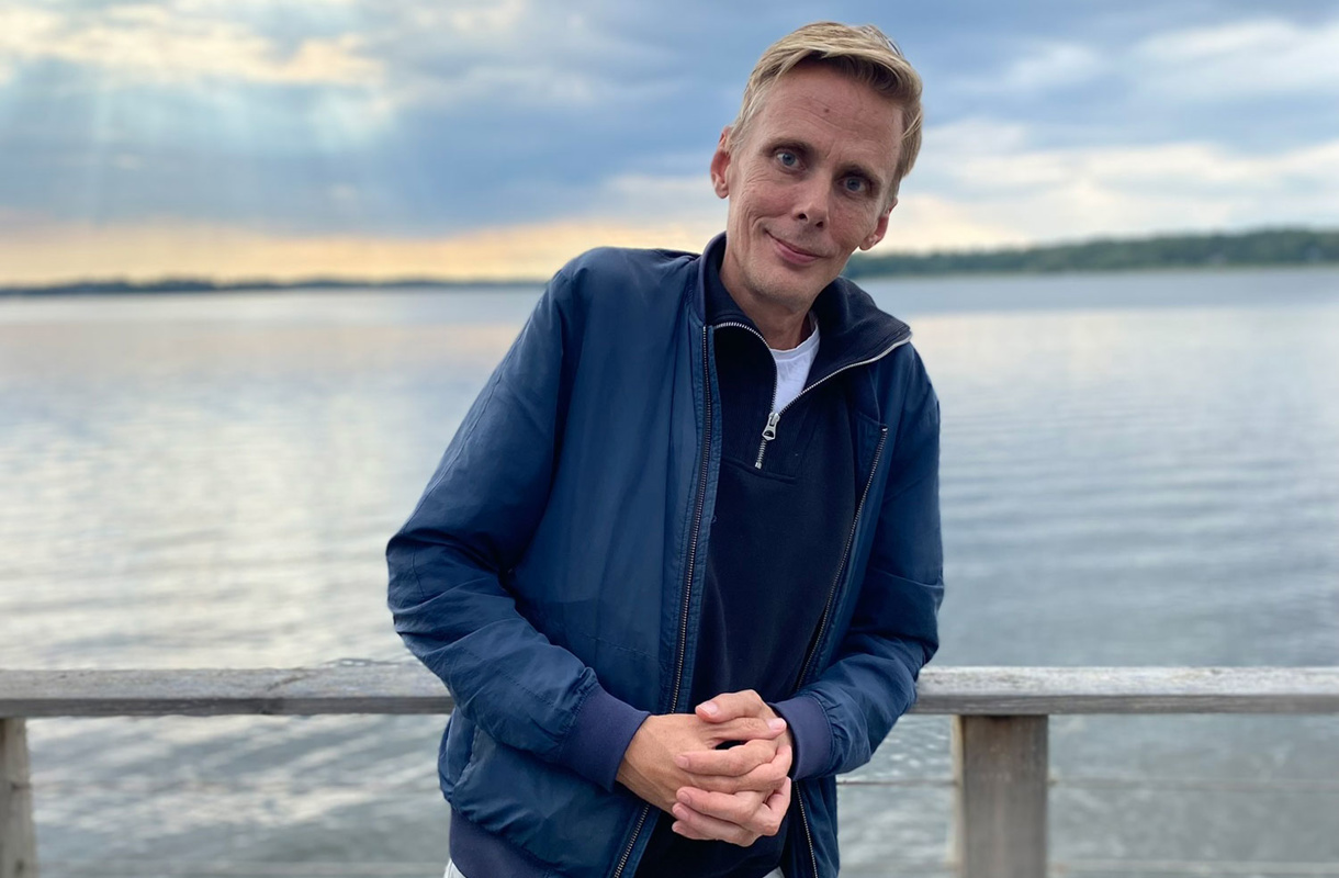 Tobias på Lexicon Interactive vid en sjö