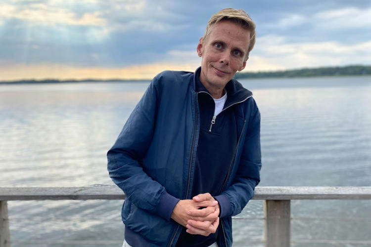 Tobias på Lexicon Interactive vid en sjö