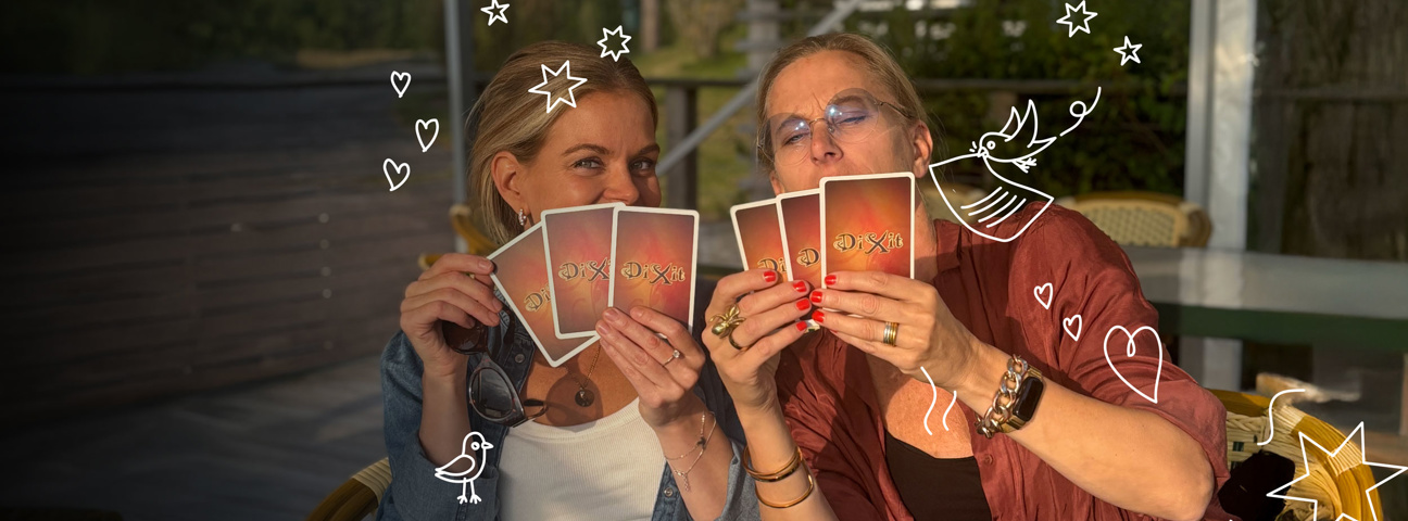 Ellen och Camilla på Lexicon Interactive spelar kort