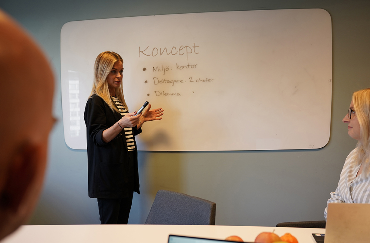 Tjej framför Whiteboard som visar ordet Koncept