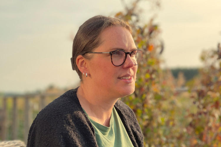 Helena på Lexicon Interactive i kvällsljus