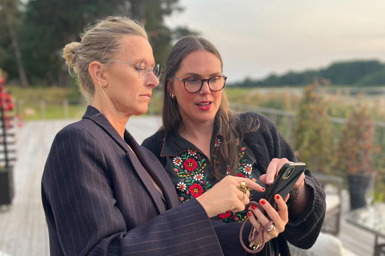 Helena och Camilla på Lexicon Interactive tittar i en mobil