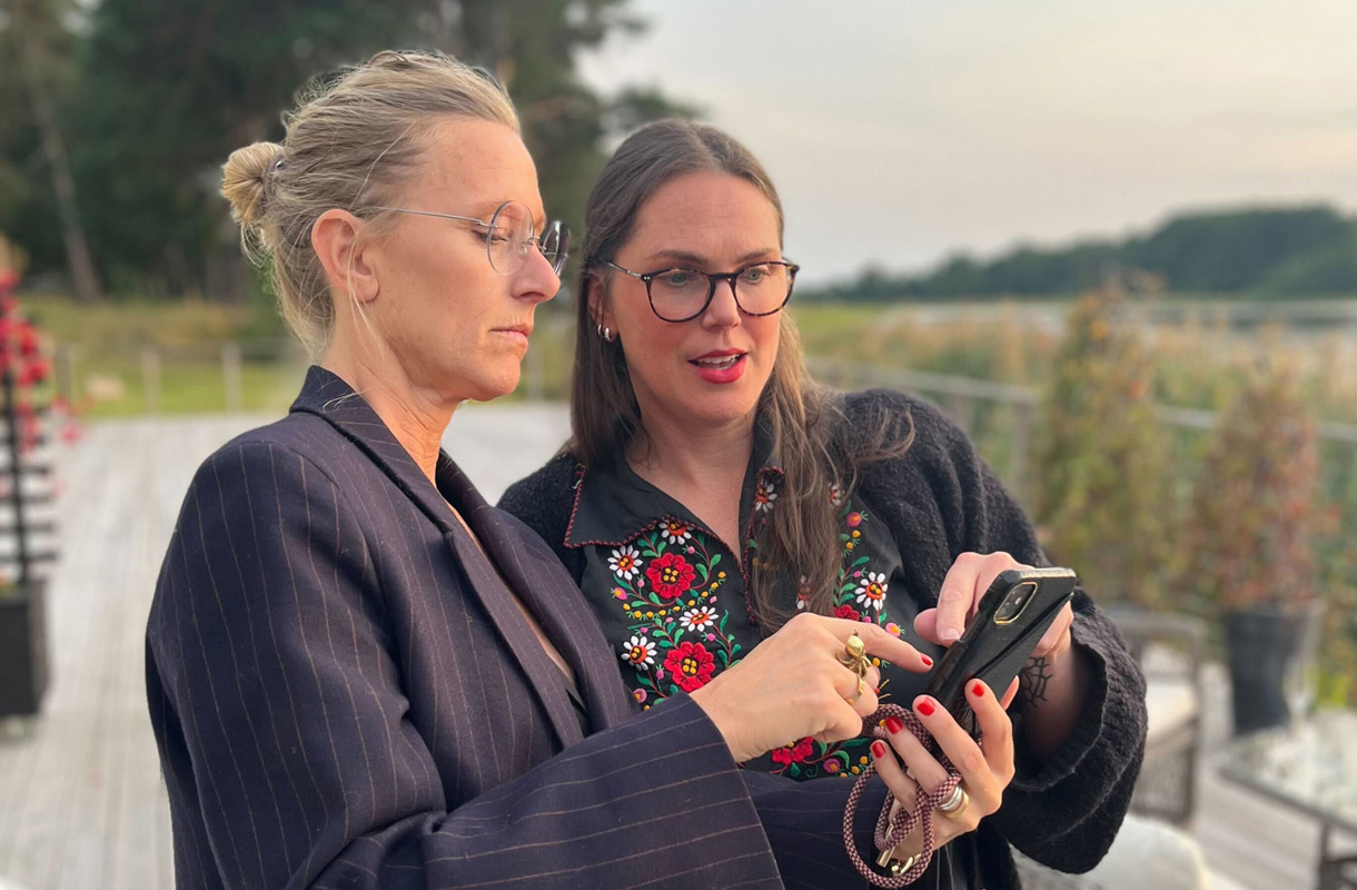 Helena och Camilla på Lexicon Interactive tittar i en mobil