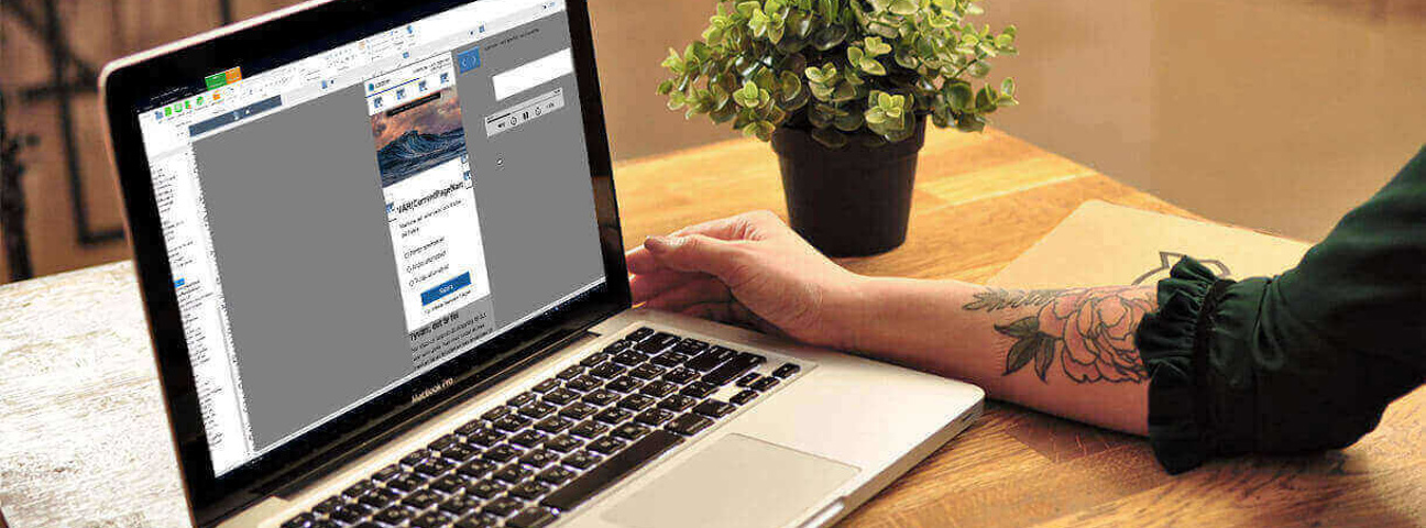 Konsult som arbetar med digital utbildningsproduktion vid dator, Lexicon Interactive