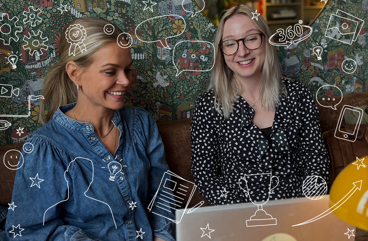 Två glada tjejer på Lexicon Interactive framför en dator