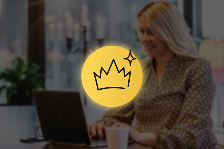 Illustrerad kungakrona med en stjärna och i bakgrunden en tjej vid en dator 