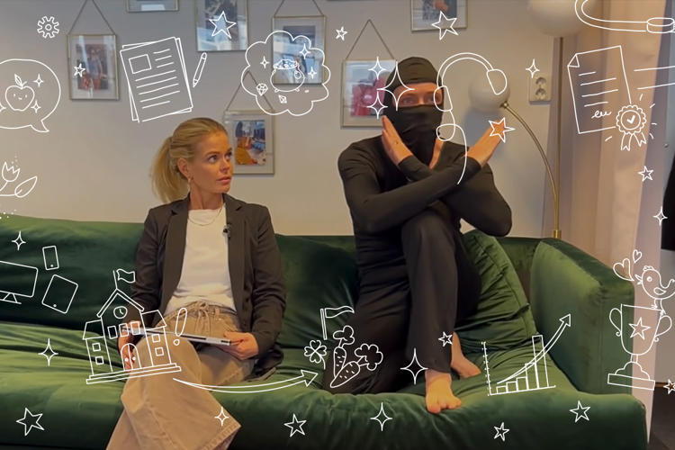 En kontorsninja och en tjej i en grön soffa