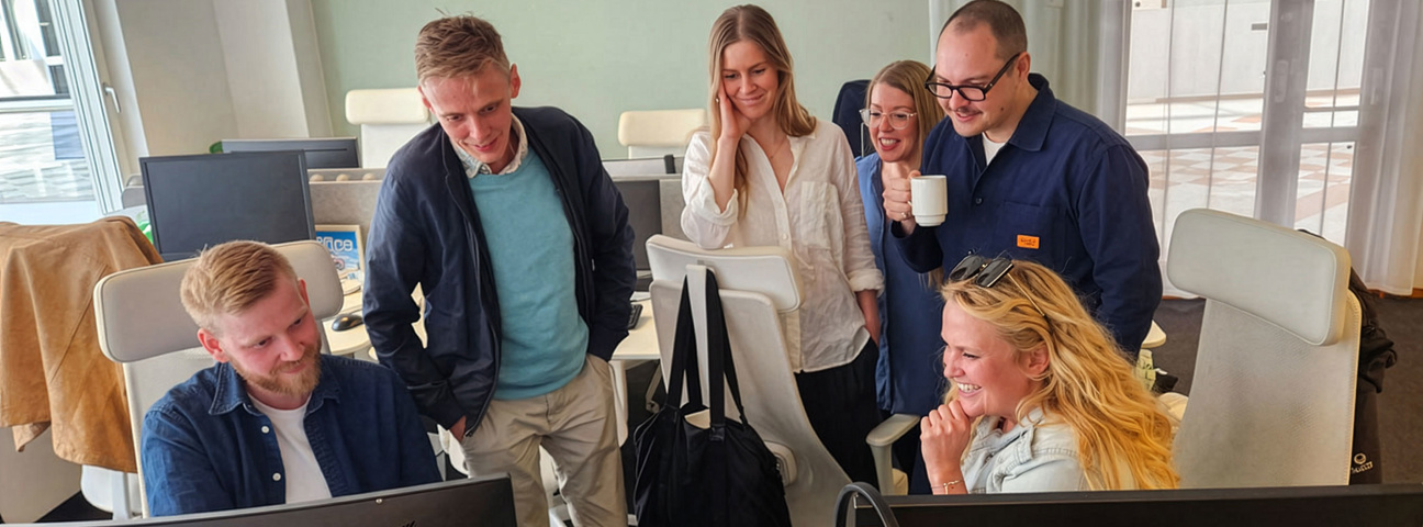 Några medarbetare på Lexicon Interactive samlade runt en dator