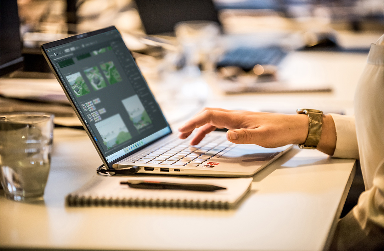 Närbild hand som skriver på laptops tangentbord