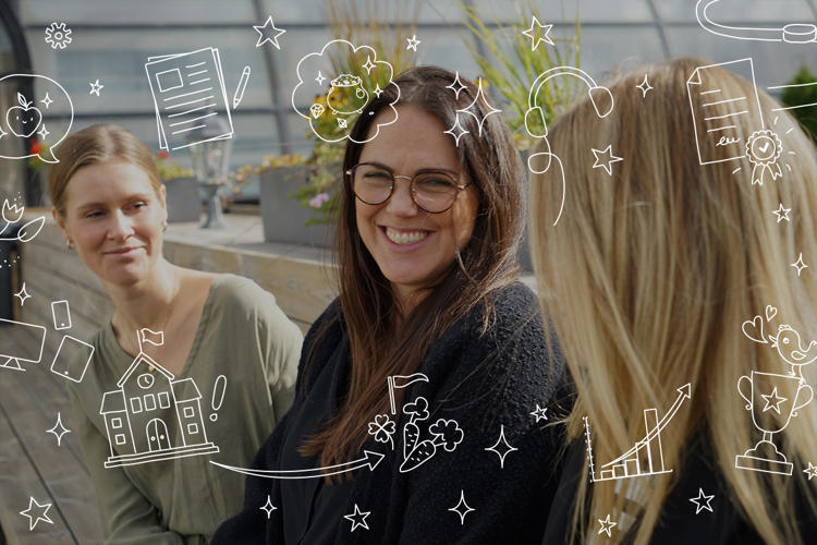 tre tjejer på träsoffa i utemiljö