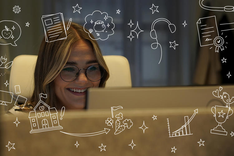 skrattande tjej bakom en skärm