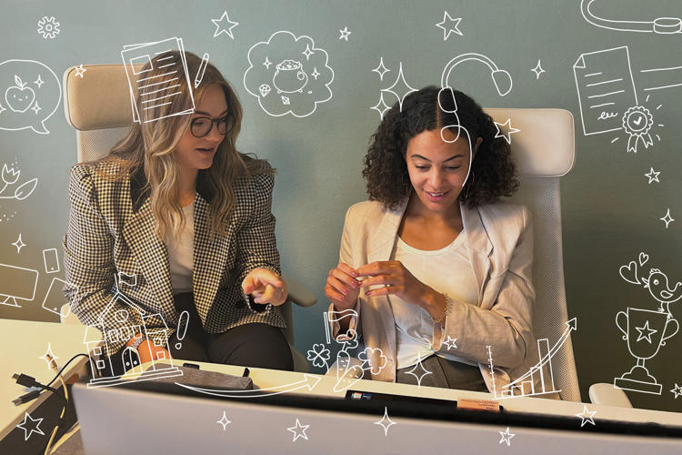 två tjejer tittar in i en dator