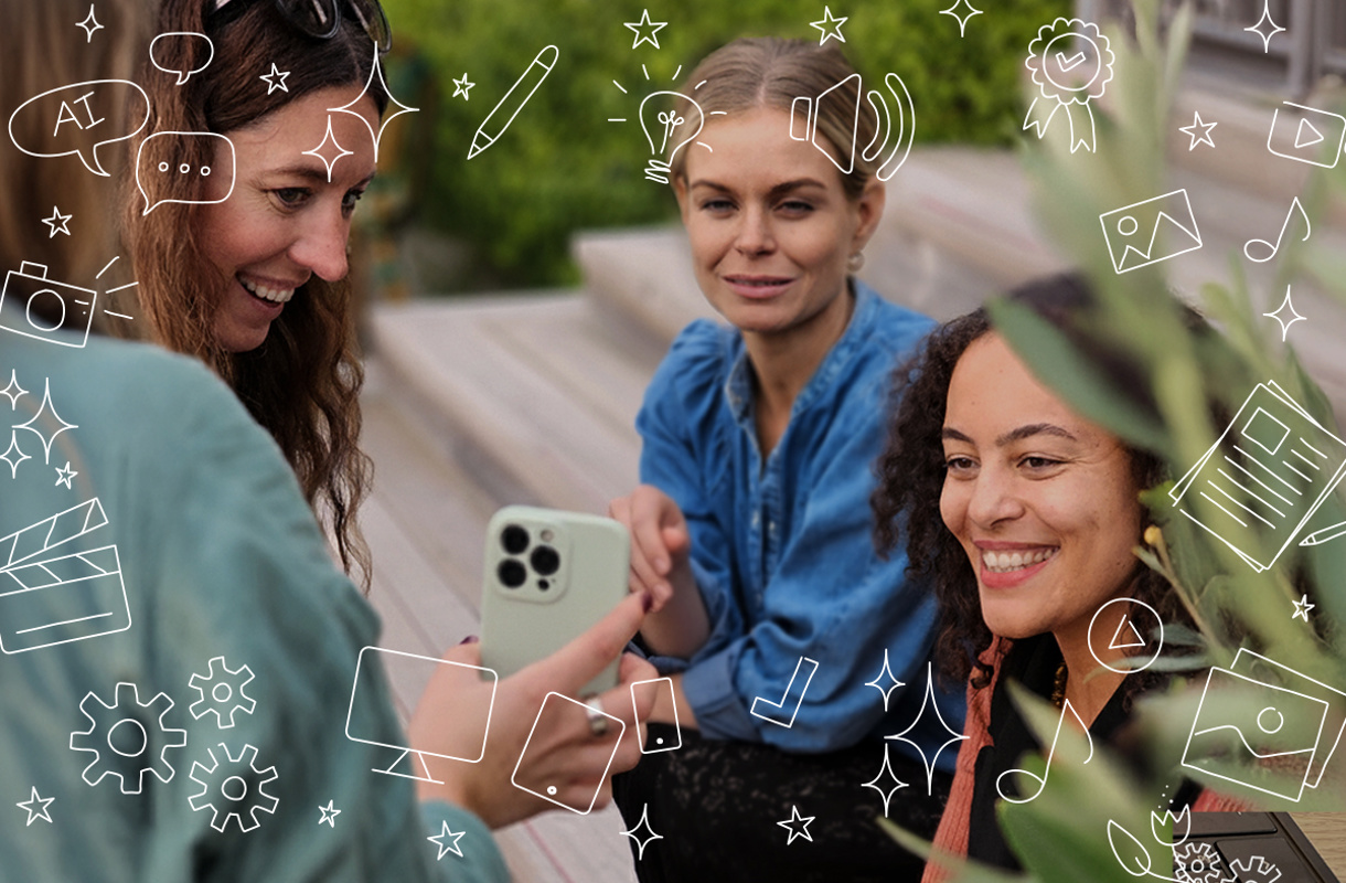 Tjej visar medarbetare på Lexicon Interactive något i sin mobil