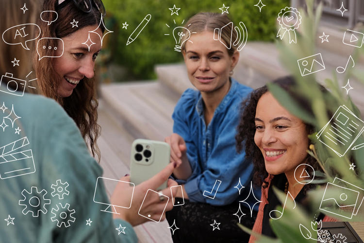 Tjej visar medarbetare på Lexicon Interactive något i sin mobil