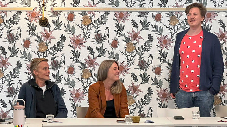 Tre Lexicon Interactive-medarbetare i rum med blommig tapet