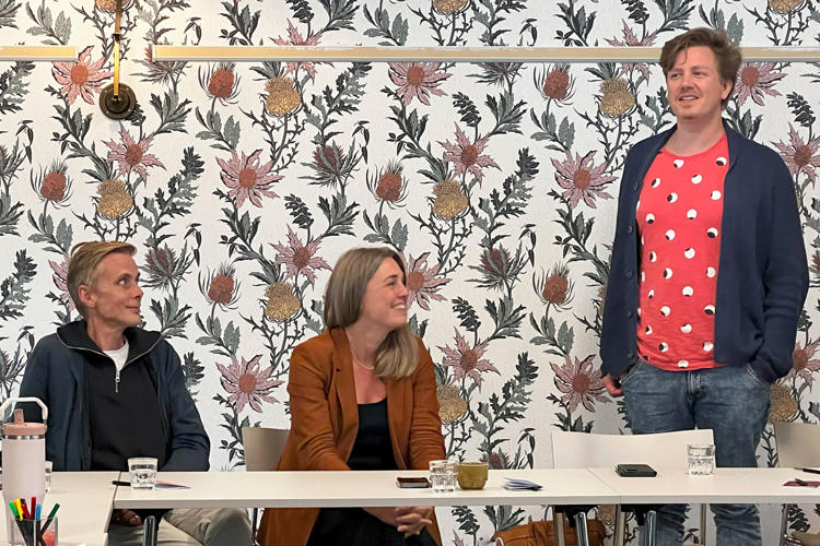 Tre Lexicon Interactive-medarbetare i rum med blommig tapet